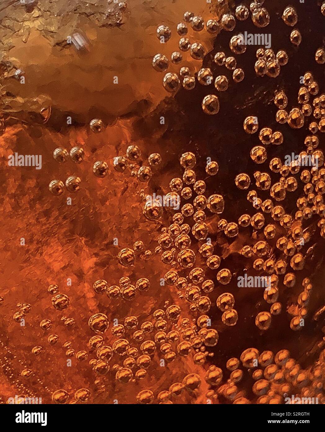 Abstract di gocce di acqua su un vetro che assomiglia a sfere d'oro - Immagine stock catturata con smartphone