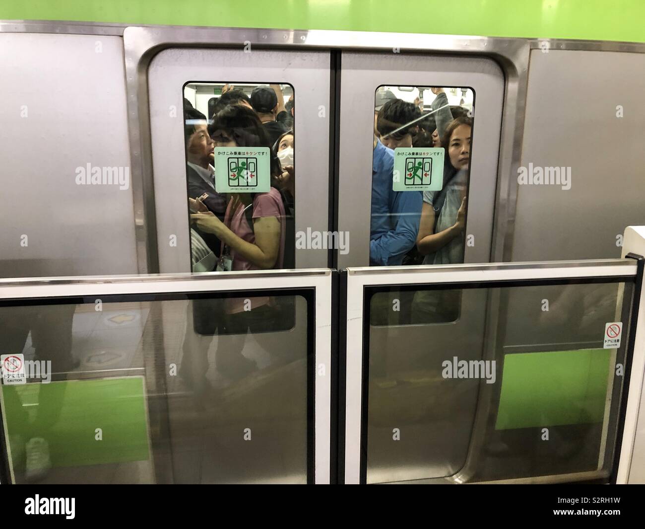 Pranzo pendolari nella metropolitana di Tokyo in Giappone. Foto Stock