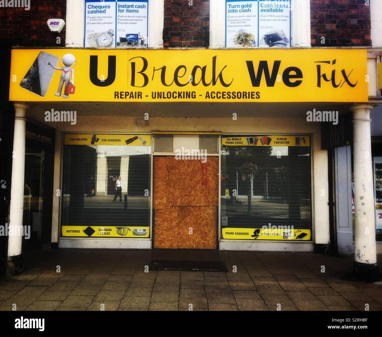 Mobile phone repair shop - Immagine stock catturata con smartphone