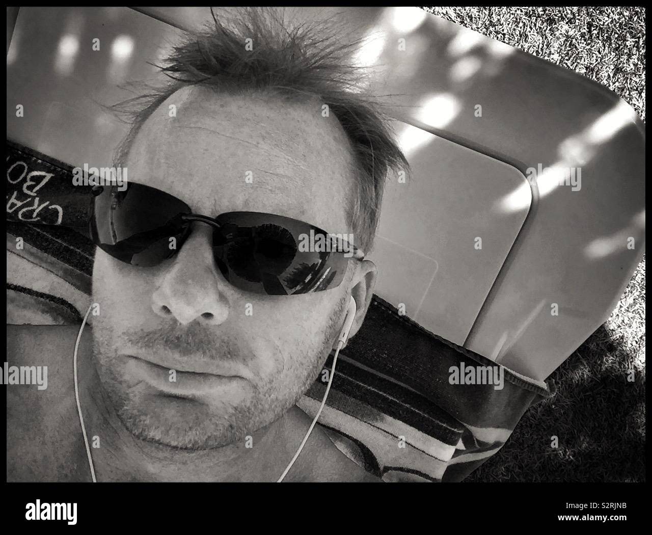 Brutta giornata per capelli poolside, Catalogna, Spagna. Foto Stock