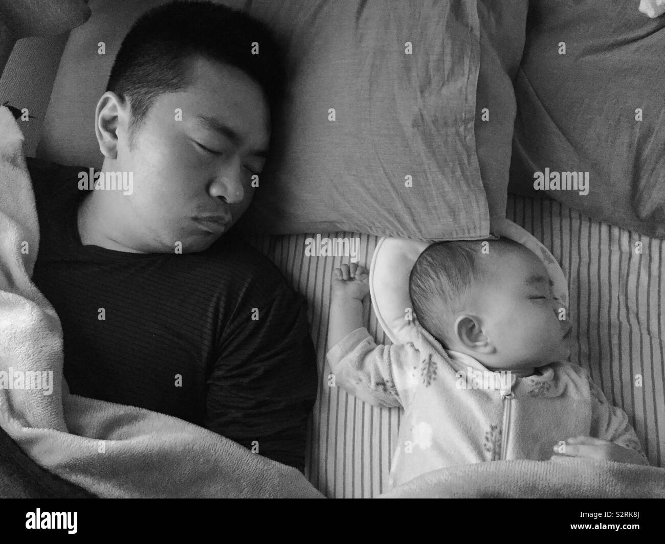 Sleeping padre e figlia di bambino Foto Stock