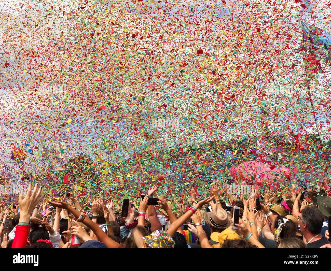 Coriandoli/ Ticker tape che cadono dal cielo durante l'incredibile impostato da anni e anni sulla fase della piramide, Glastonbury Festival 2019 Foto Stock