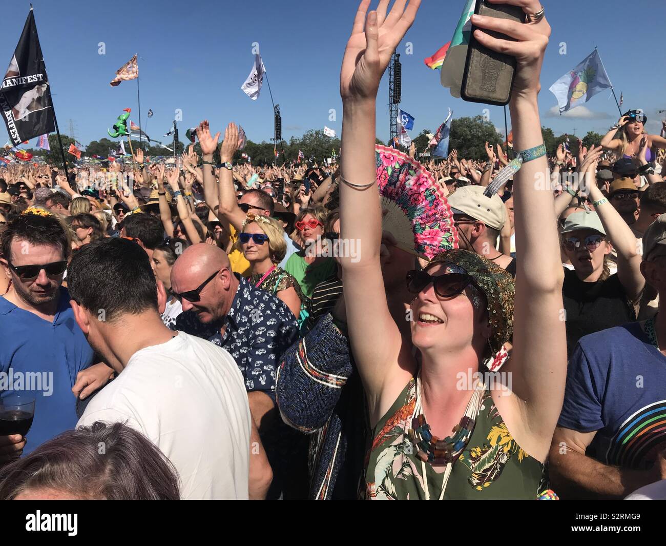 Una folla immensa di ballare il set da Kylie Minogue presso il festival di Glastonbury 2019 Foto Stock