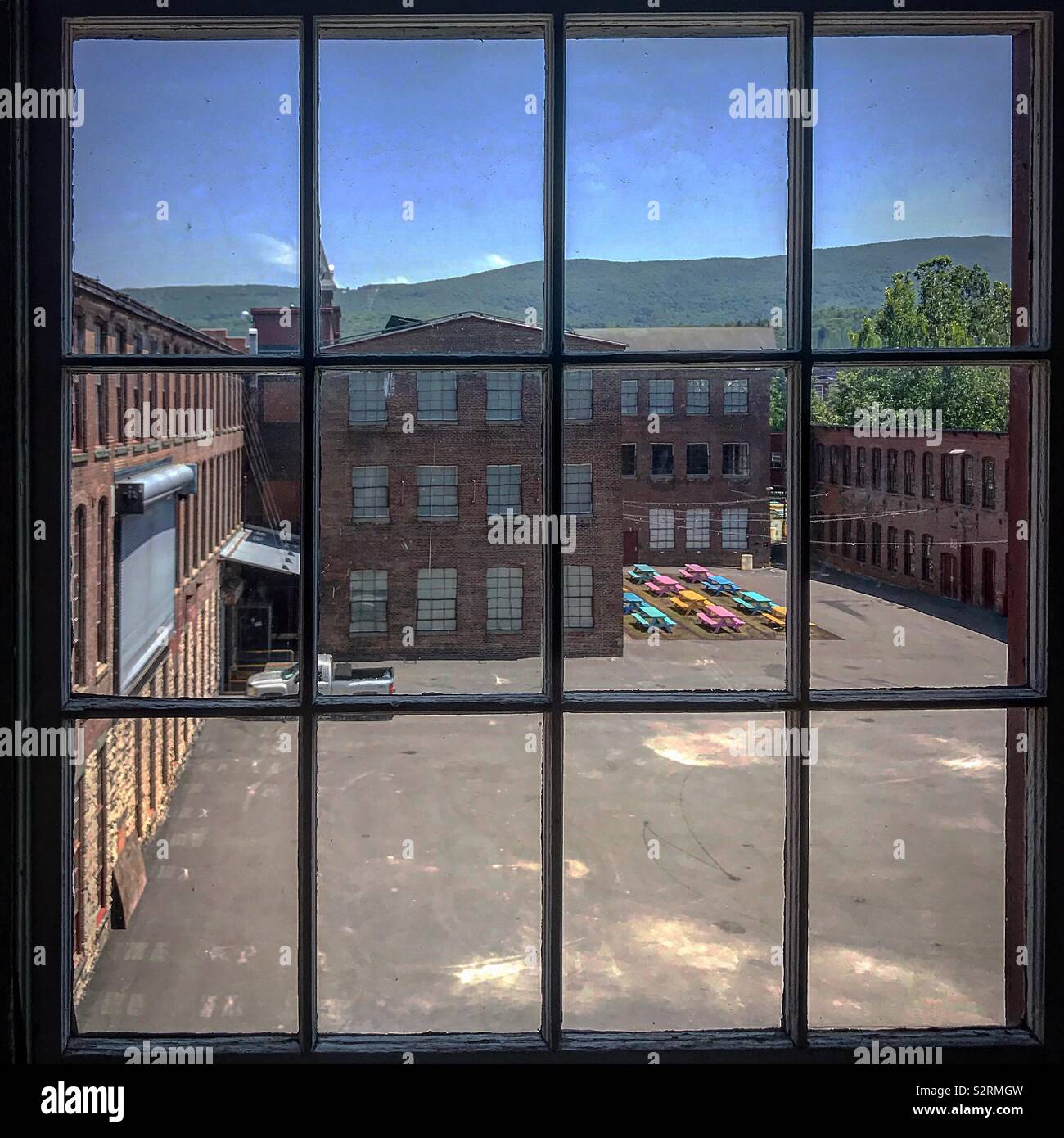 Una finestra vista del Berkshires da Mass MoCa Foto Stock