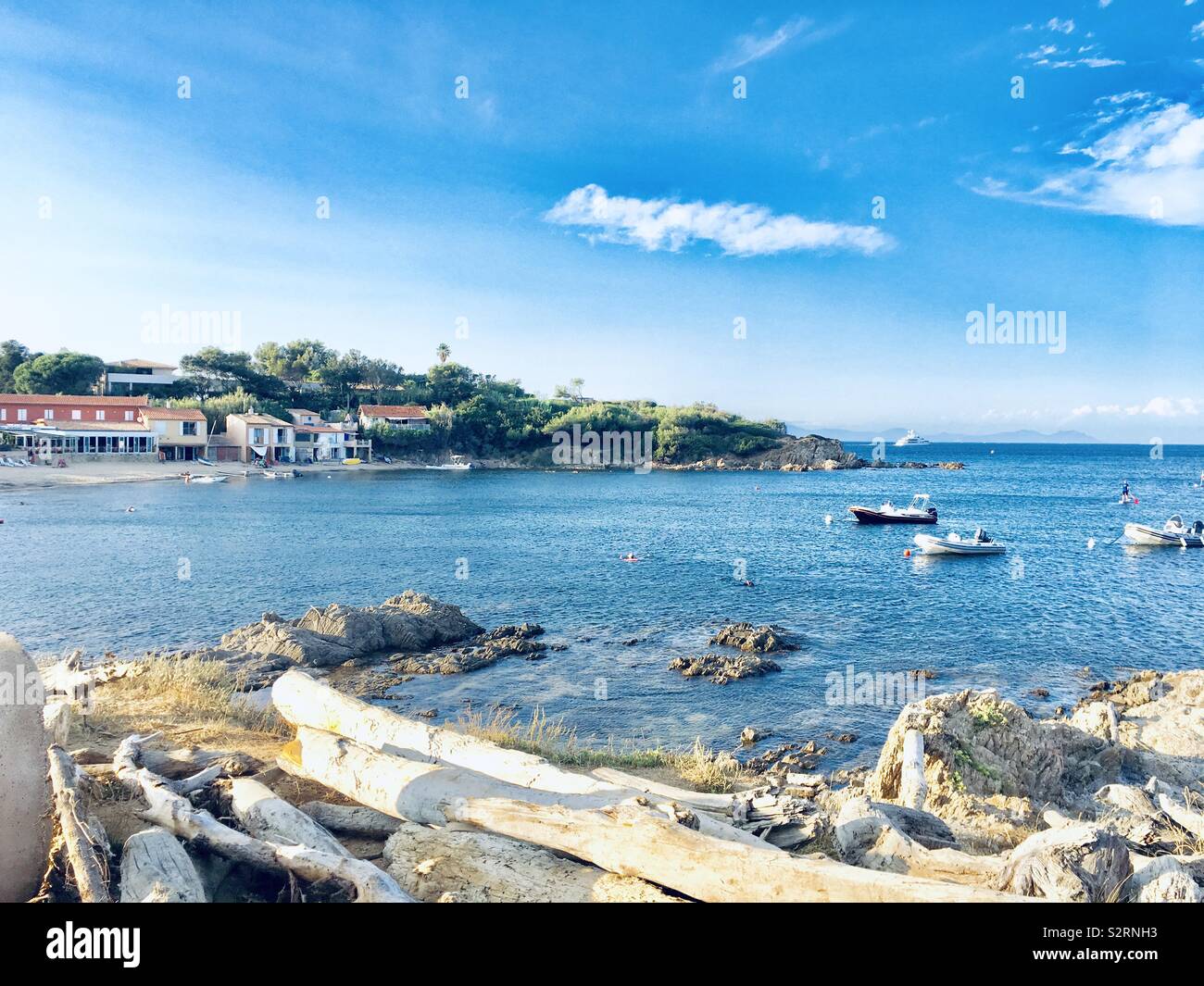 Spiaggia rocciosa e la spiaggia nel sud della Francia vicino al mare Mediterraneo Foto Stock