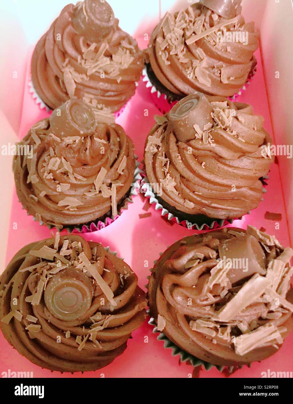 Vassoio di sei rolo tazza di cioccolato torte Foto Stock