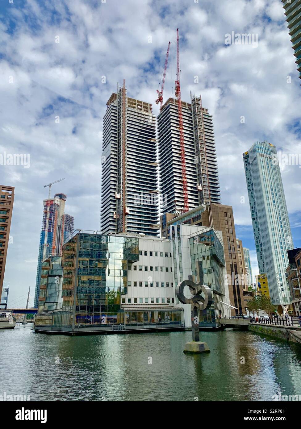 London, Regno Unito - 6 Luglio 2019: In corso di costruzione grattacielo in Canary Wharf visto da Marsh Wall Road. - Immagine stock catturata con smartphone