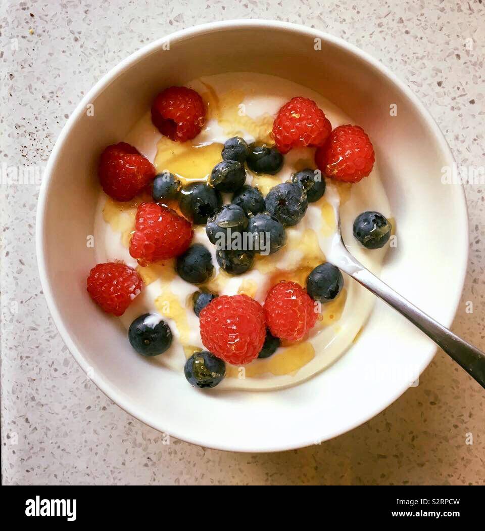 Yogurt con miele di lamponi e mirtilli - Immagine stock catturata con smartphone