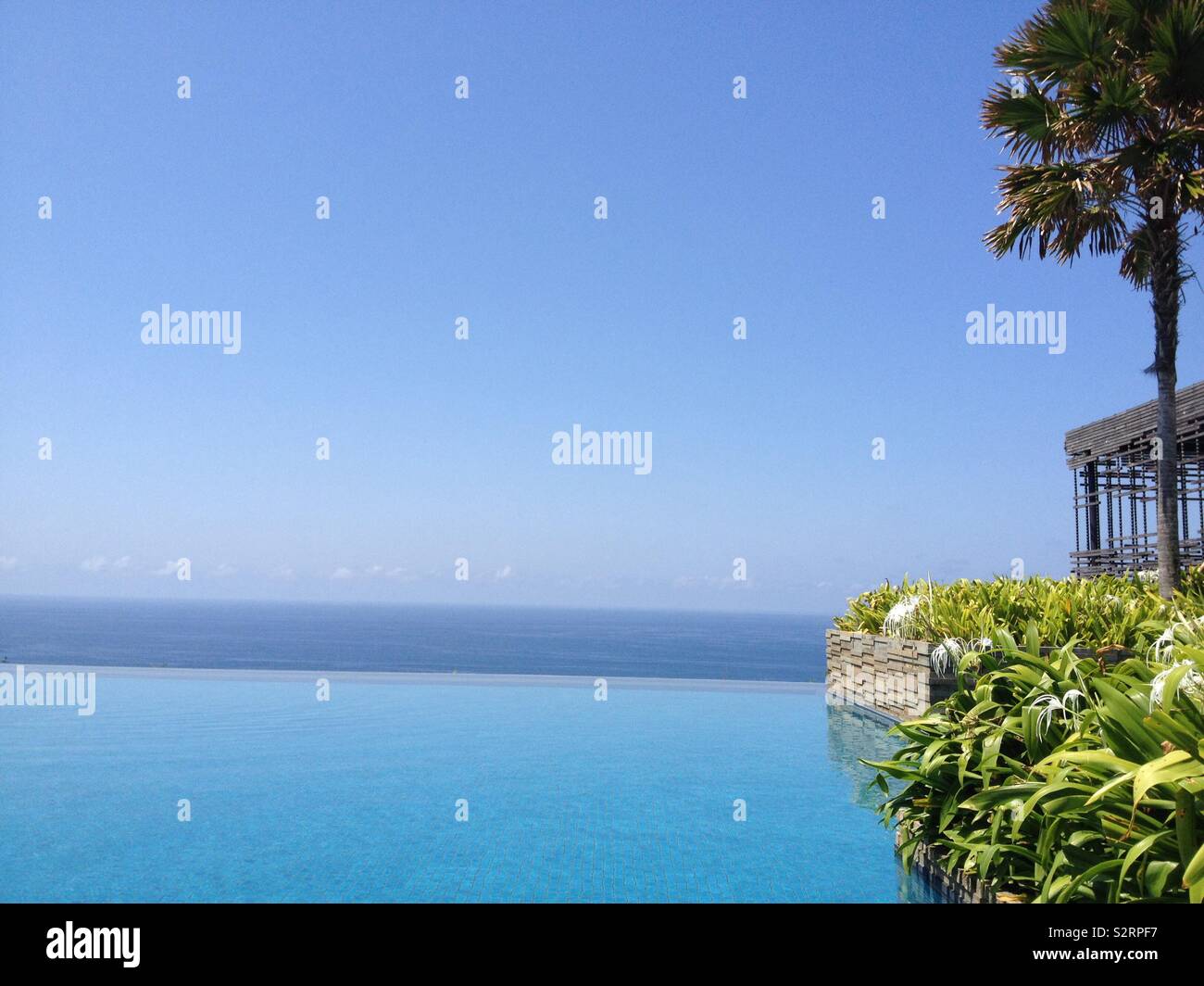 La piscina a sfioro vista in Bali Foto Stock