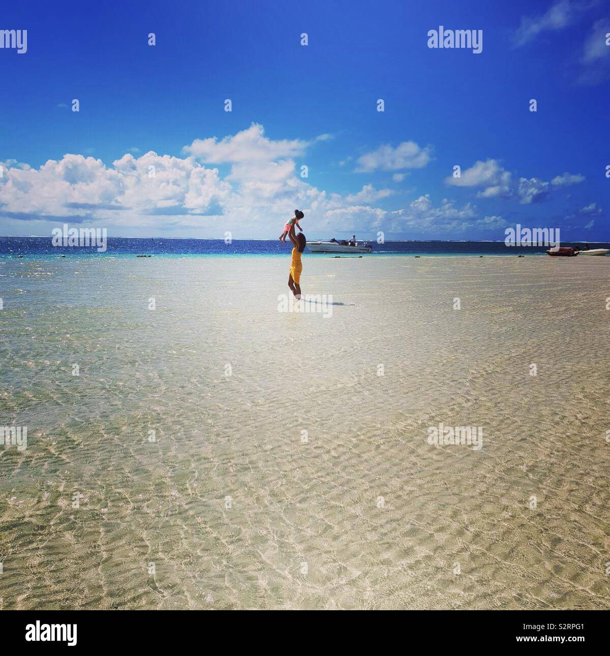Madre figlia Maurizio ocean sollevare sulla spiaggia Foto Stock