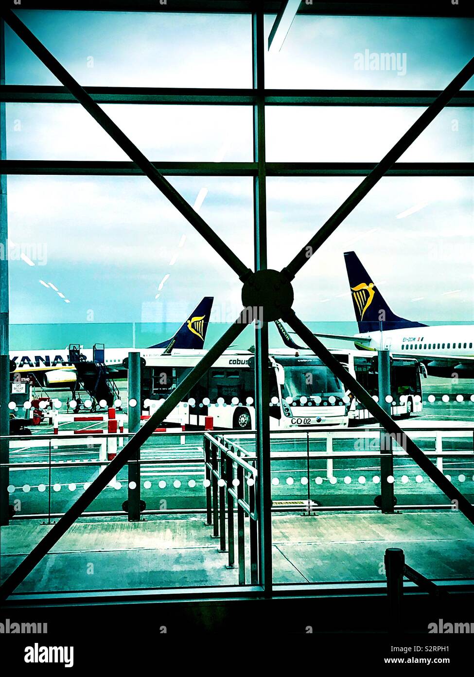 Il terminale 1 Aeroporto di Dublino aerei Ryanair - Immagine stock catturata con smartphone