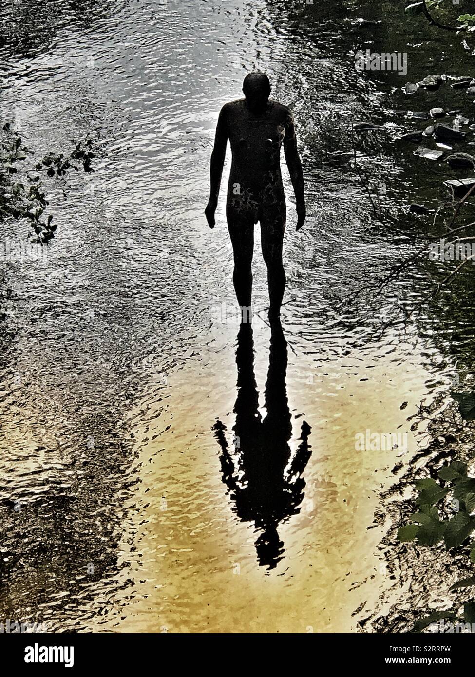 Antony Gormley statua in acqua di Leith, Edimburgo in Scozia - Immagine stock catturata con smartphone