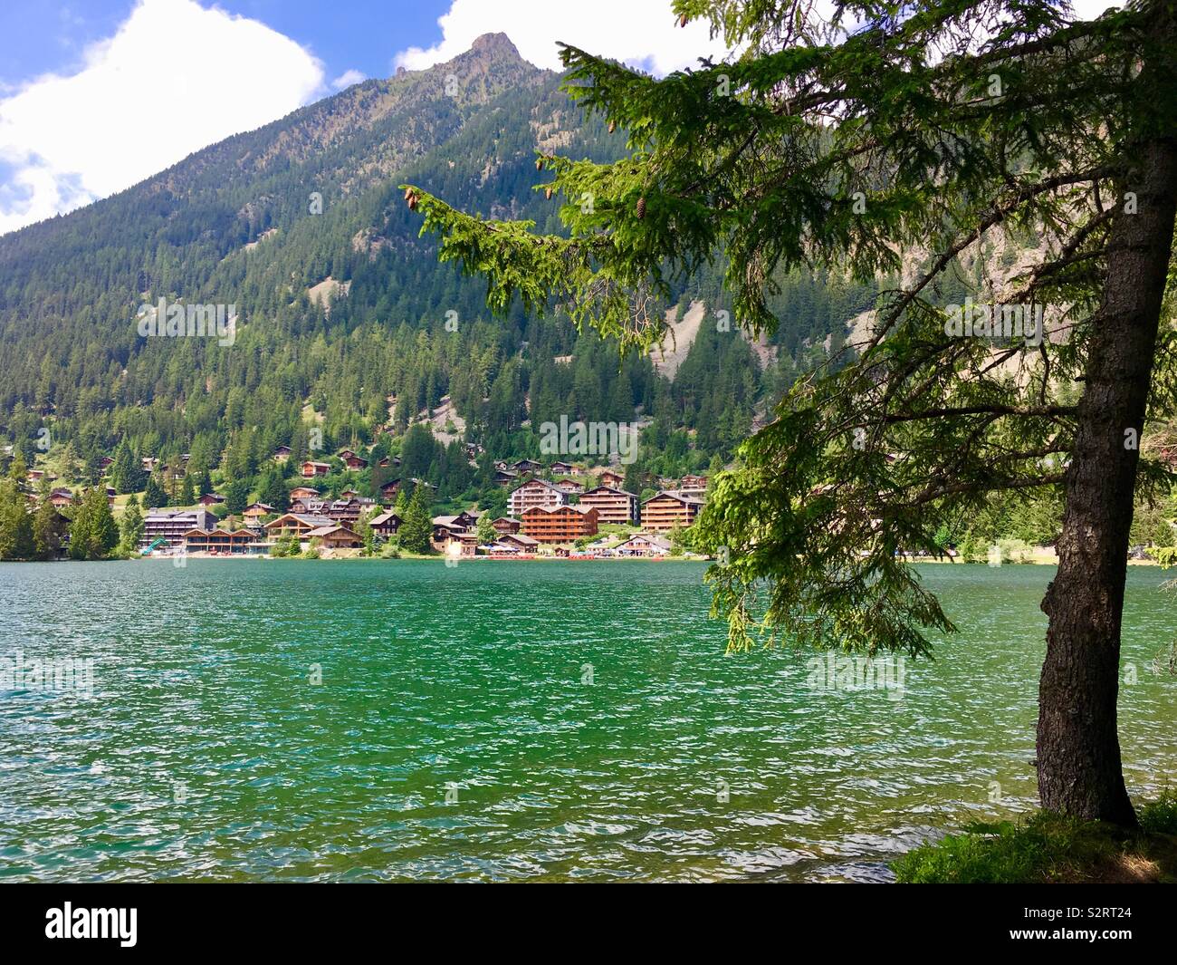 Il lago e la città Champex, Alpi del Vallese, Svizzera. Foto Stock
