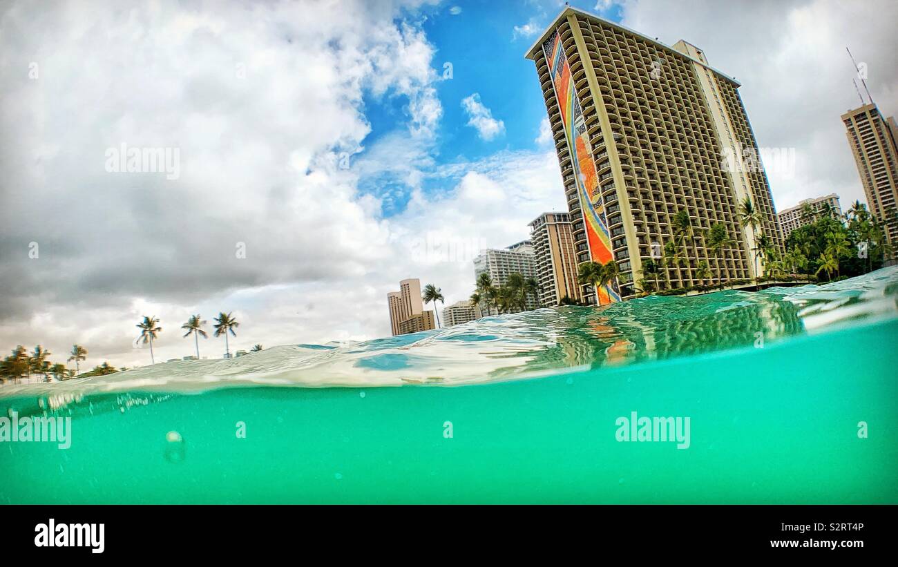 L'Hilton Hawaiian Village in Waikiki come si vede dall'oceano con split prospettiva. Foto Stock