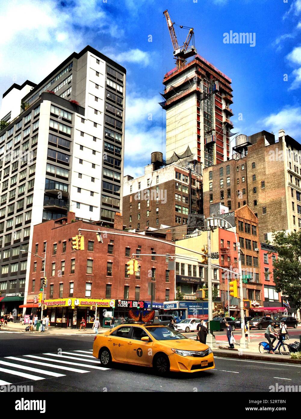 Yellow taxi sull'Ottava Avenue nel quartiere di Chelsea, New York, Stati Uniti d'America Foto Stock