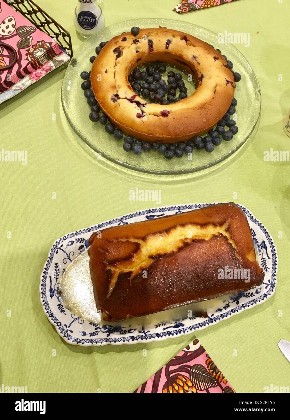 In casa torta ai mirtilli e sciroppo di limone torta. Foto Stock