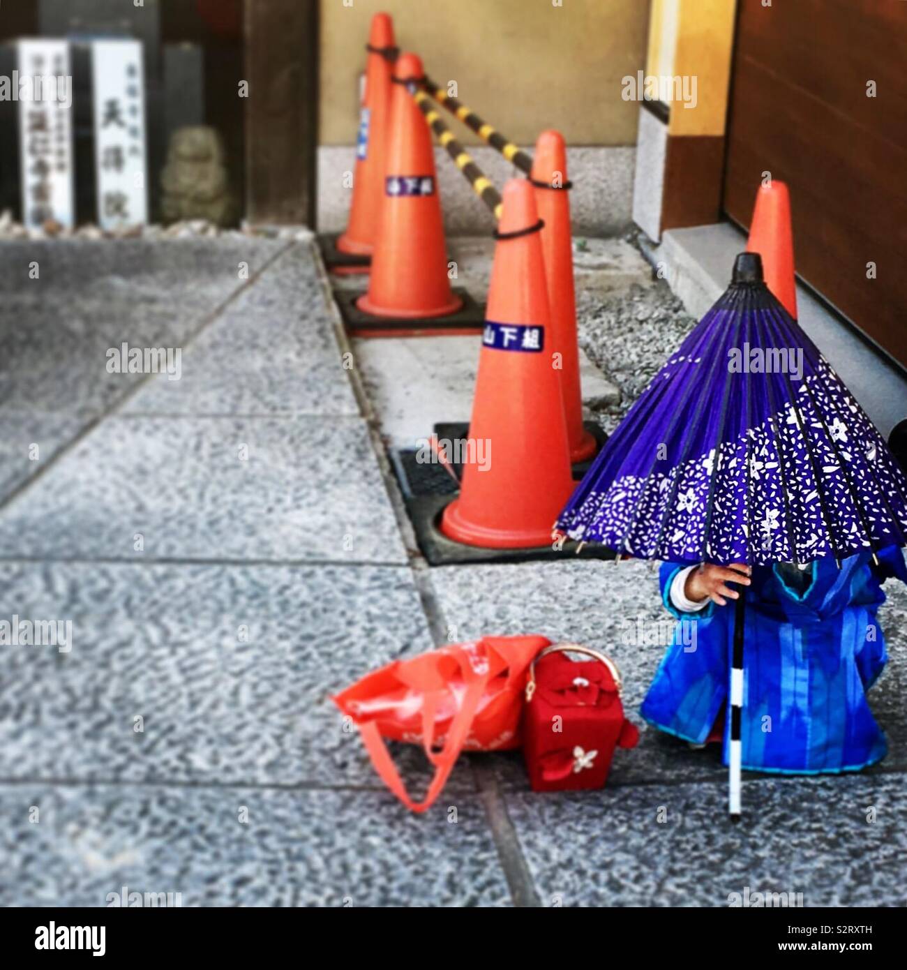 Bambino che si nasconde Foto Stock