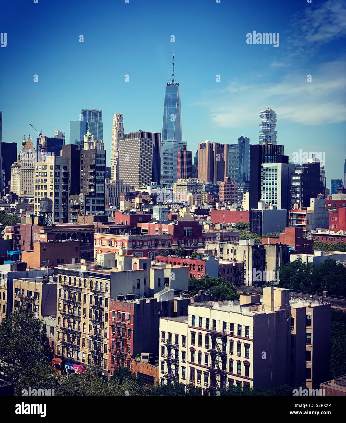 Una vista dal lato est più basso verso una World Trade Center di New York City Foto Stock