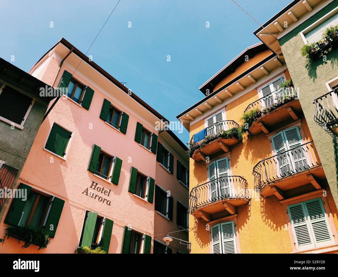 Bellissimi edifici color pastello di Limone, Italia Foto Stock