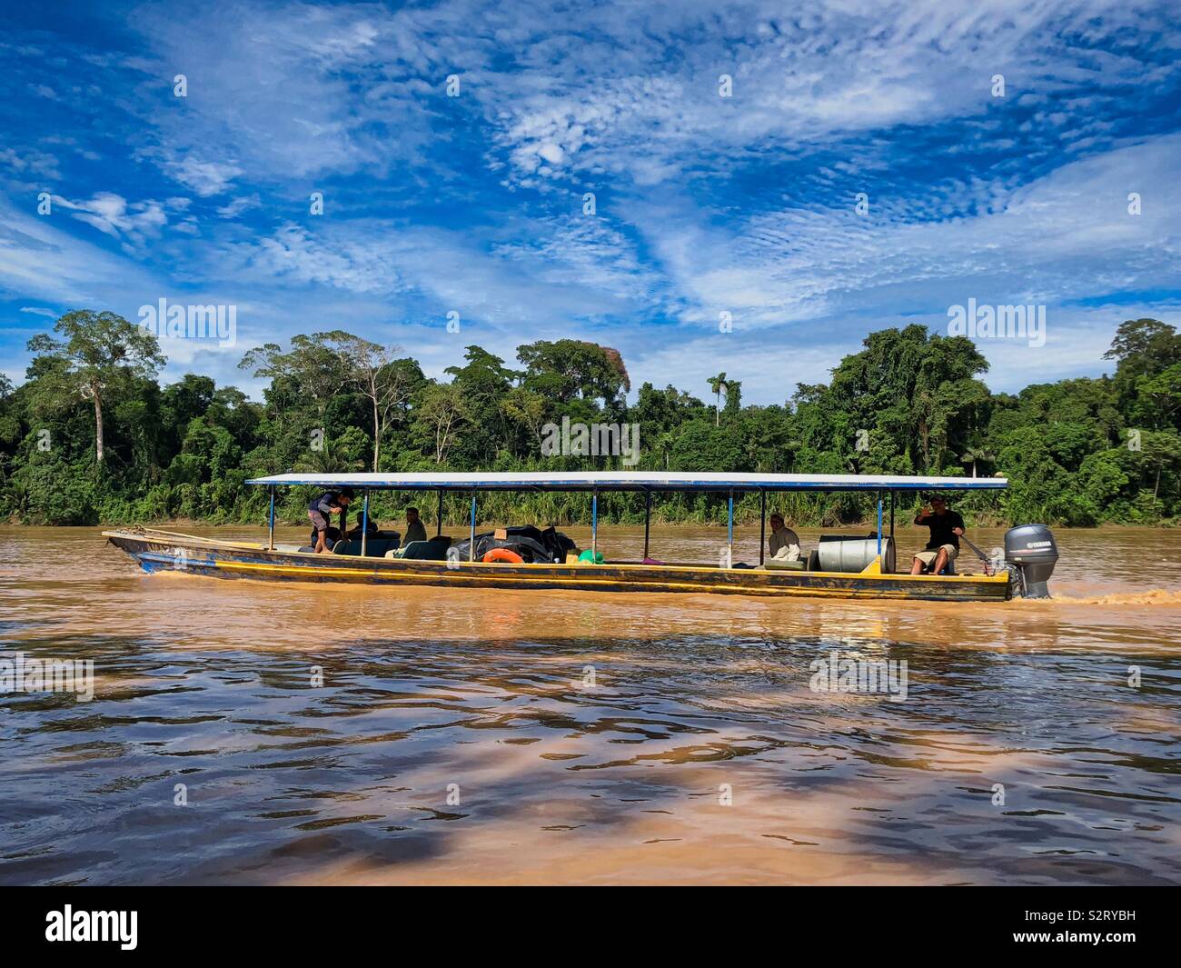 La barca turistica sul fiume di Madre de Dios Manú nel Parco Nazionale del Manu, Amazzonia peruviana Perú Perú bacino amazzonico - Immagine stock catturata con smartphone