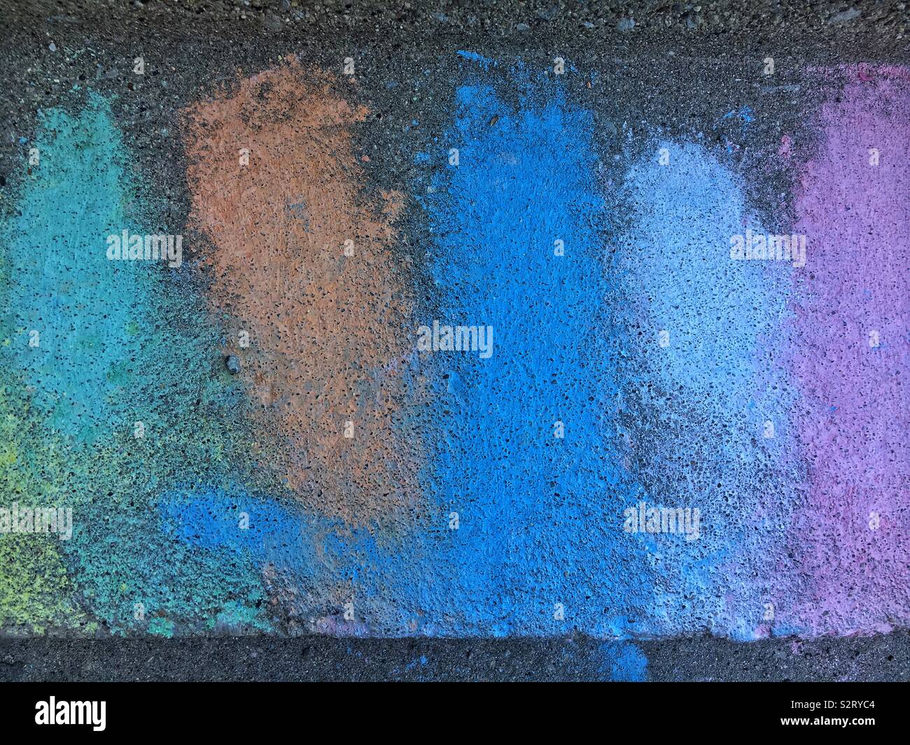 Verde, arancione, blu, bianco e rosa chalk incisa una scala di cemento. Gioco del bambino. Foto Stock