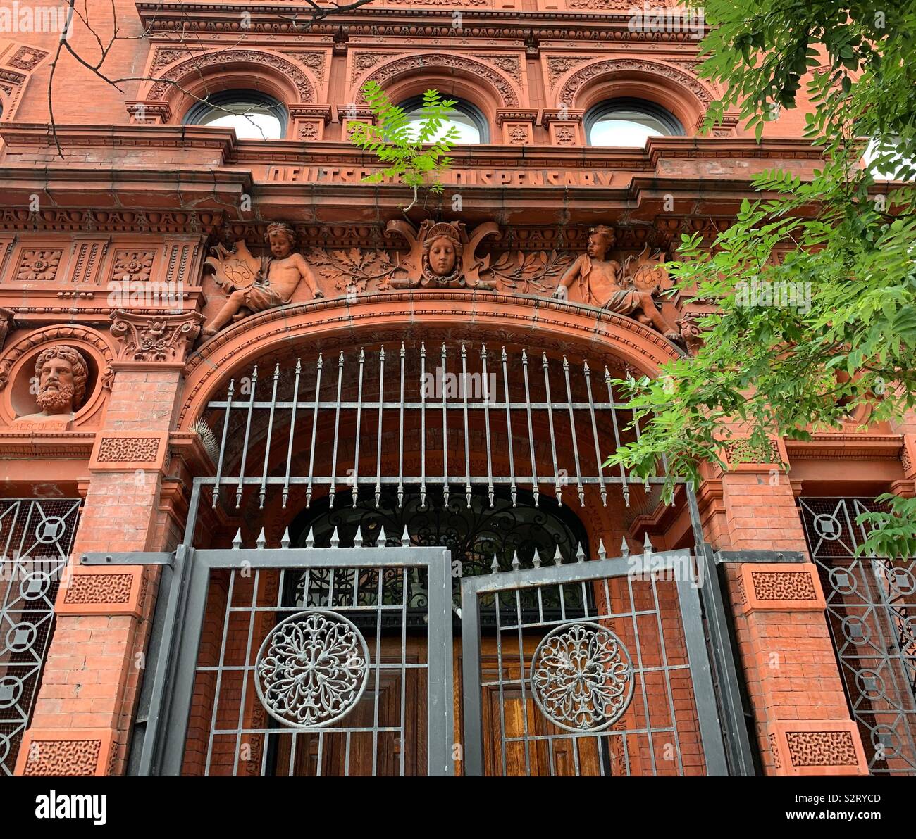 Dettaglio, Ottendorfer biblioteca, una succursale della Biblioteca Pubblica di New York a 135 Second Avenue, New York City - Immagine stock catturata con smartphone
