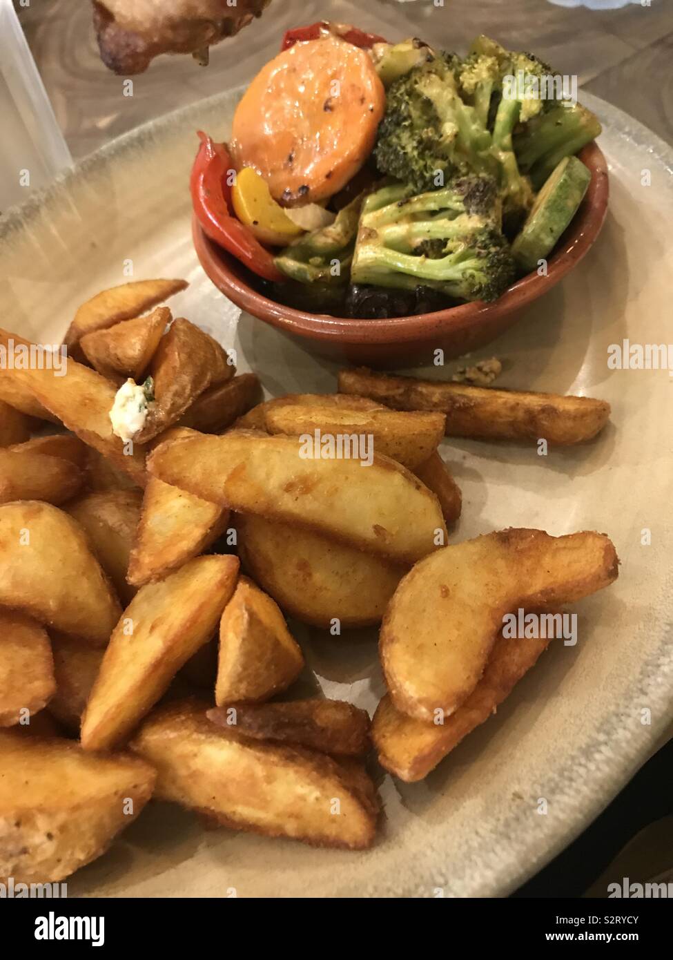 Il cuneo di patate e verdura presso un ristorante Foto Stock