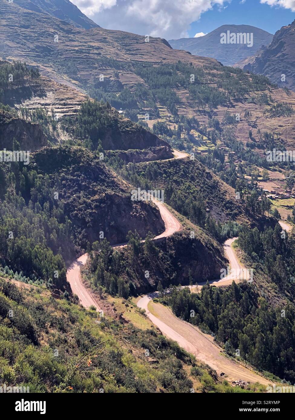 Ritratto in formato verticale. Avvolgimento di montagna andina road vicino a Pisaq, Perú Perù. Foto Stock