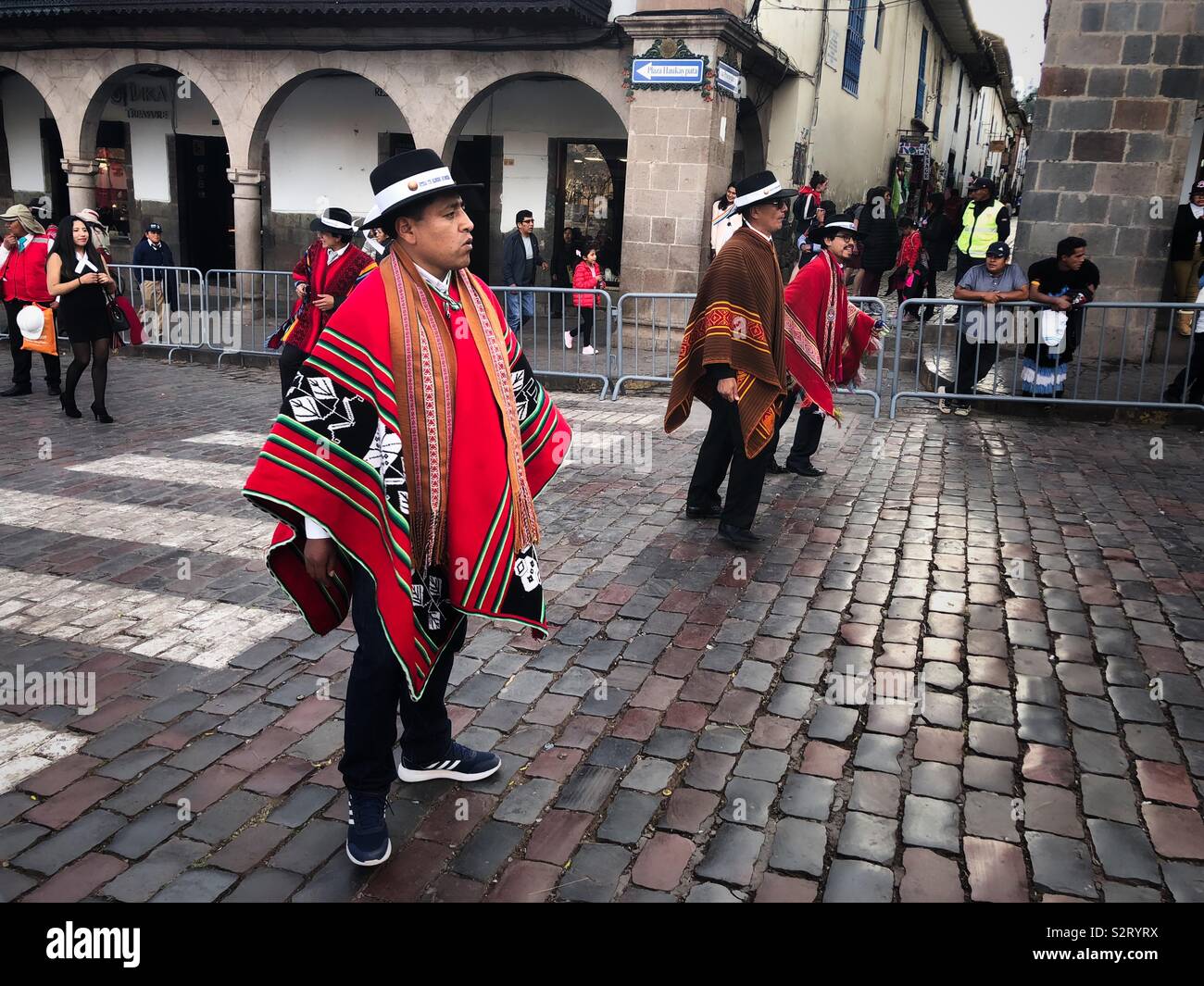 Colorato colorato tradizionalmente condita lavoratori preparazione alla danza in Plaza de Armas di Cuzco Cusco, celebrando Inti Raymi o Inti Raymi'rata sun festival per il solstizio d'inverno. Giugno 2019. - Immagine stock catturata con smartphone