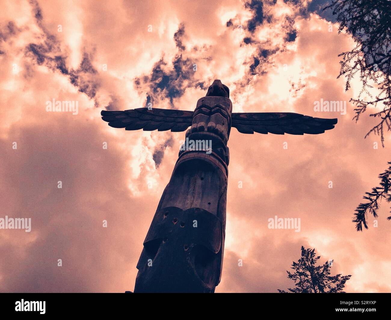 Il totem pole in Canada - Immagine stock catturata con smartphone