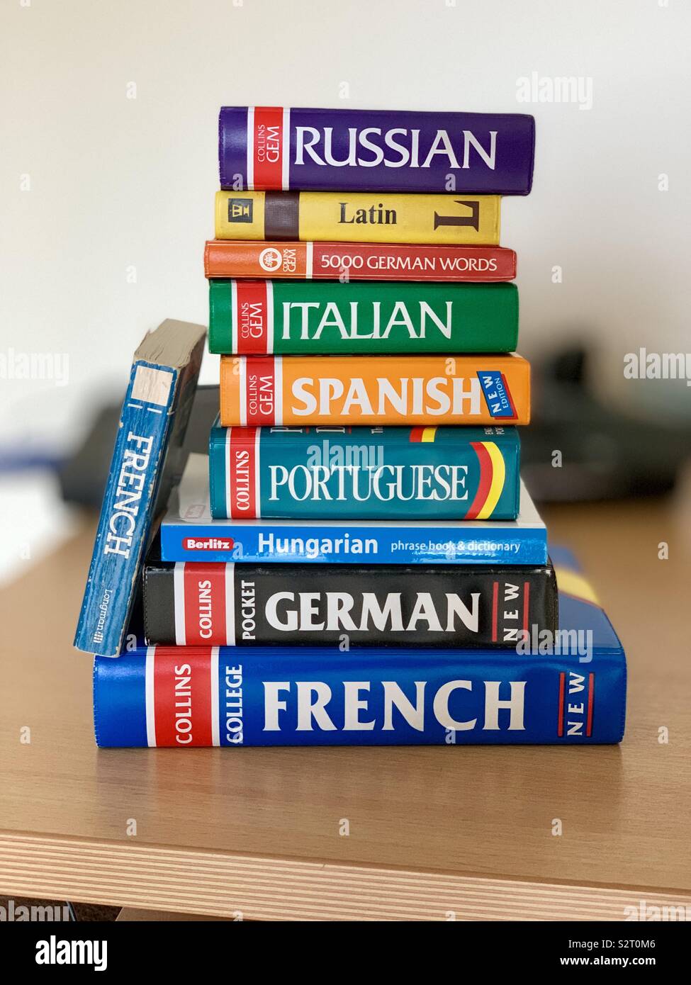 Una pila di Inglese per altri dizionari di lingua. Foto Stock