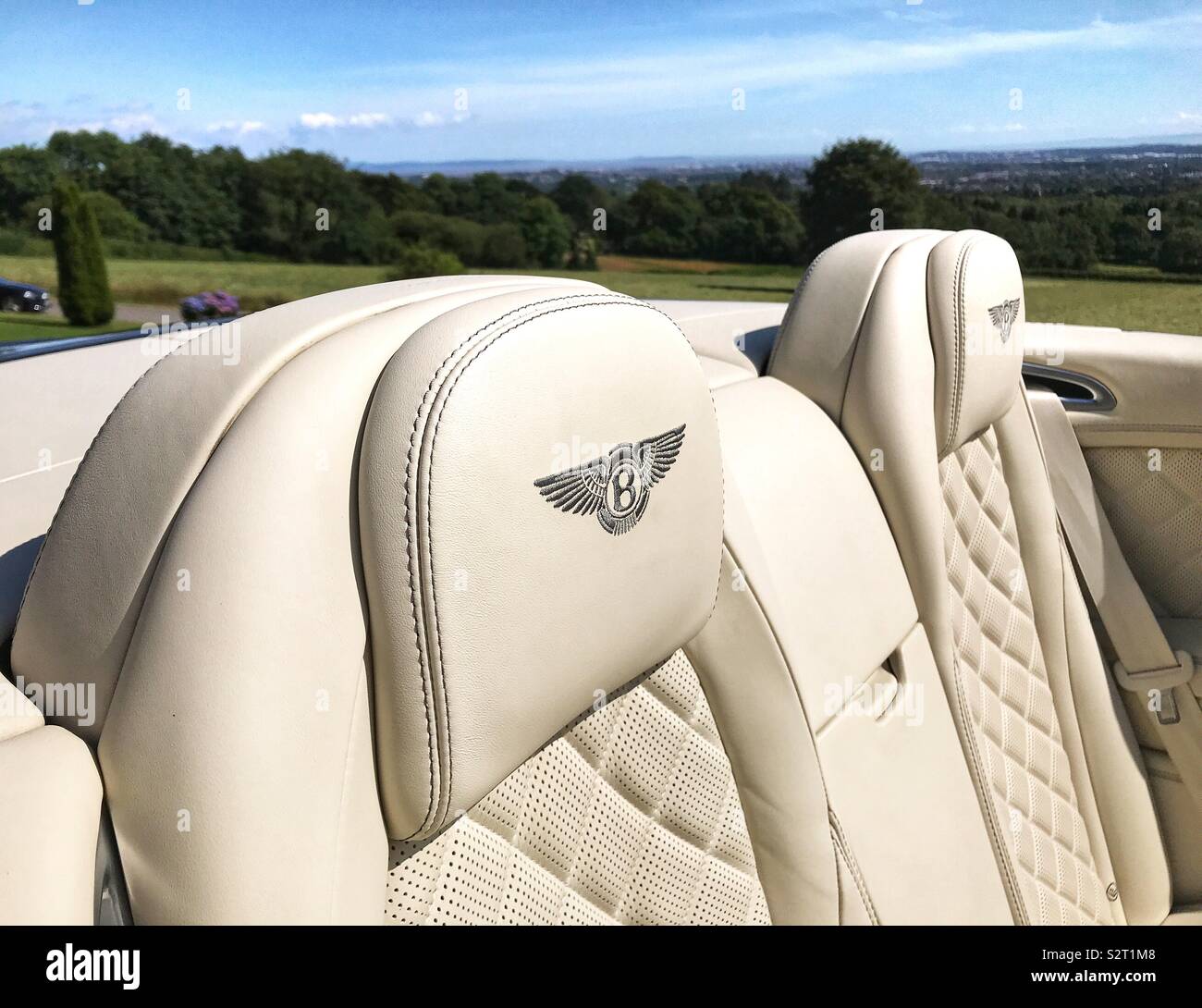Bentley logo sul retro dei sedili di pelle in un convertibile Foto Stock