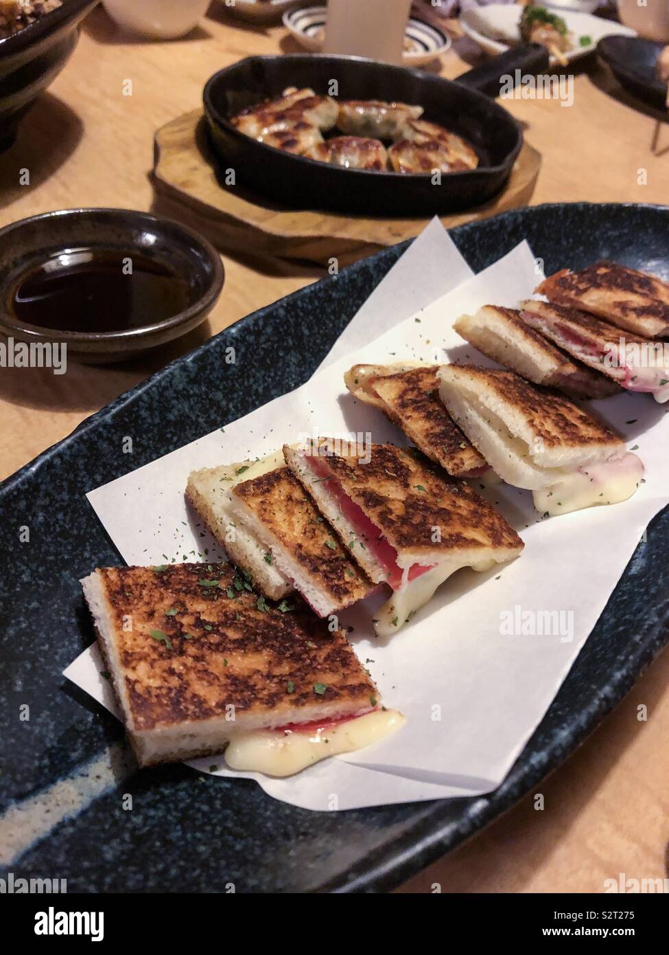 Il cibo giapponese pronto a mangiare. Foto Stock