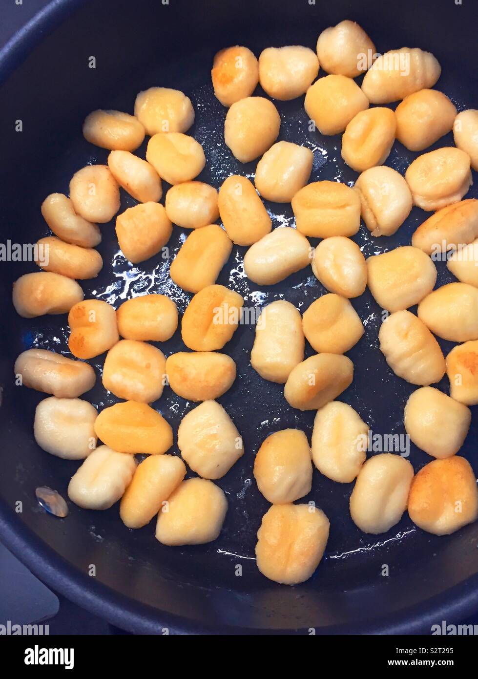 Gnocchi crisping di pasta in una padella Foto Stock