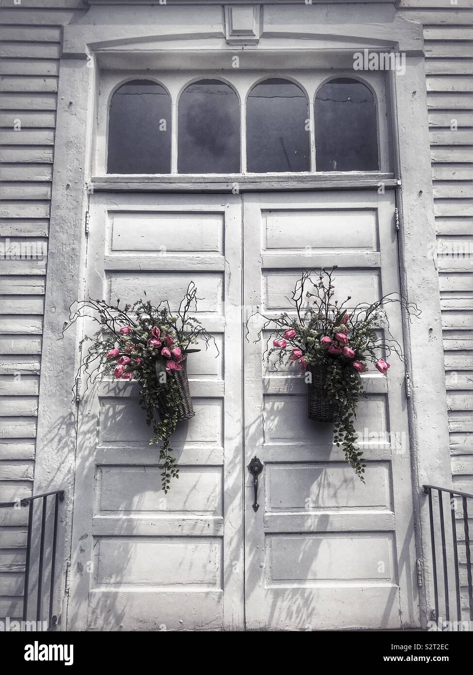 Vecchia chiesa di porte con cesti di fiori - Immagine stock catturata con smartphone