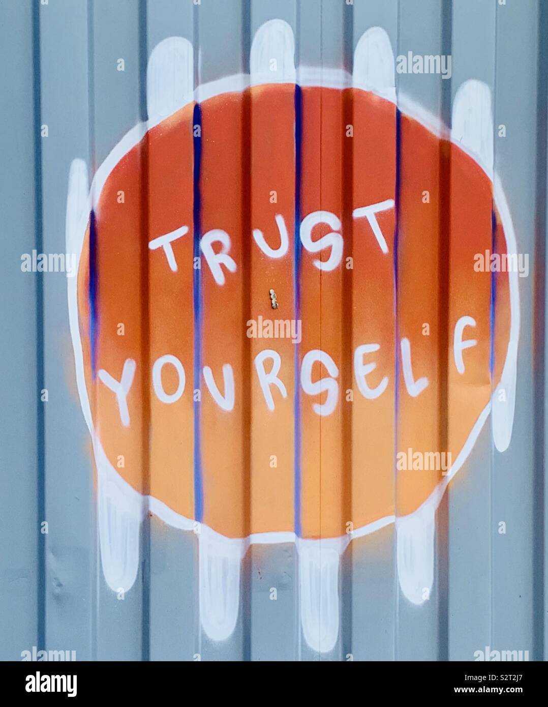 Street graffiti dicendo "Abbi fiducia in te stesso" Foto Stock