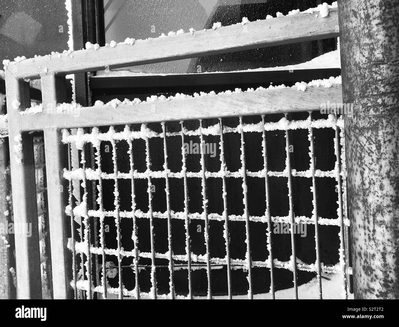 Il ghiaccio e la neve sulla gabbia in ferro - Chamonix espace stazione verticale Foto Stock