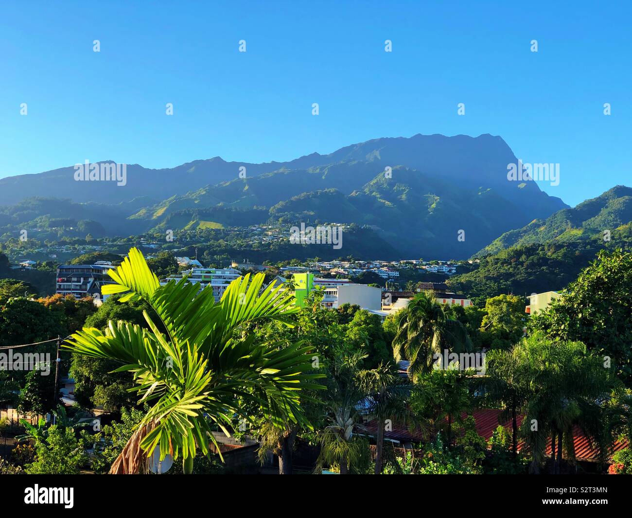 La mattina presto vista sulle montagne, Papeete, Tahiti, Isole della Società, Polinesia Francese - Immagine stock catturata con smartphone