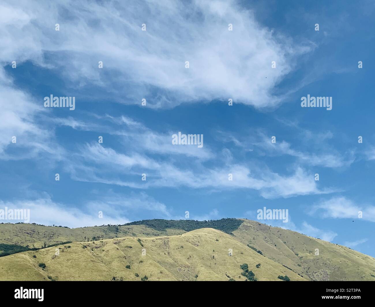 Montagna blu cielo Foto Stock