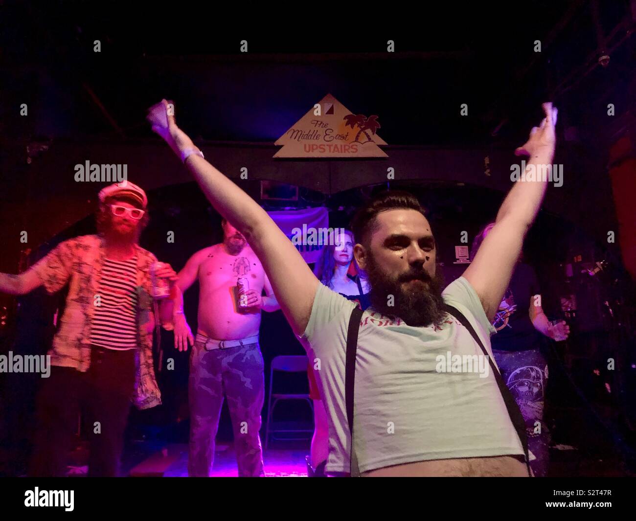 Air Guitar champion celebra la vittoria di Boston chitarra aria campionati con i concorrenti - Immagine stock catturata con smartphone