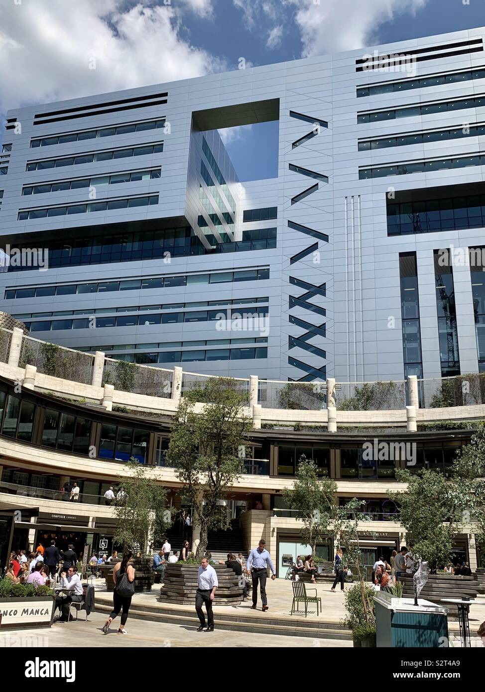 London, Regno Unito - 16 Luglio 2019: Broadgate cerchio vicino alla stazione di Liverpool Street nel distretto finanziario. - Immagine stock catturata con smartphone