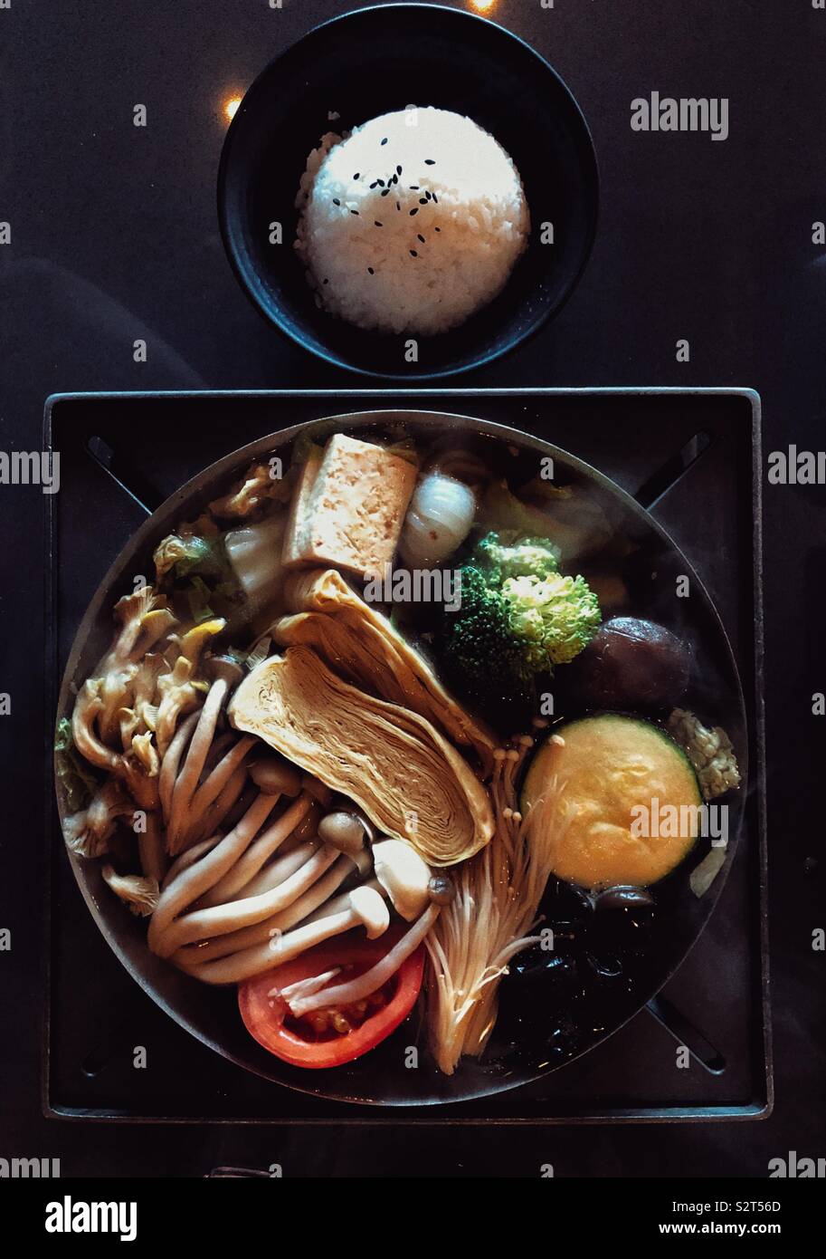 Fungo vegano hot pot e riso nel moderno ristorante coreano a Seattle - Immagine stock catturata con smartphone