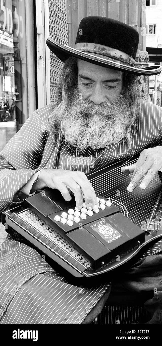 Un ebreo Hasidic uomo riproduzione di musica per le strade di Gerusalemme. Foto Stock