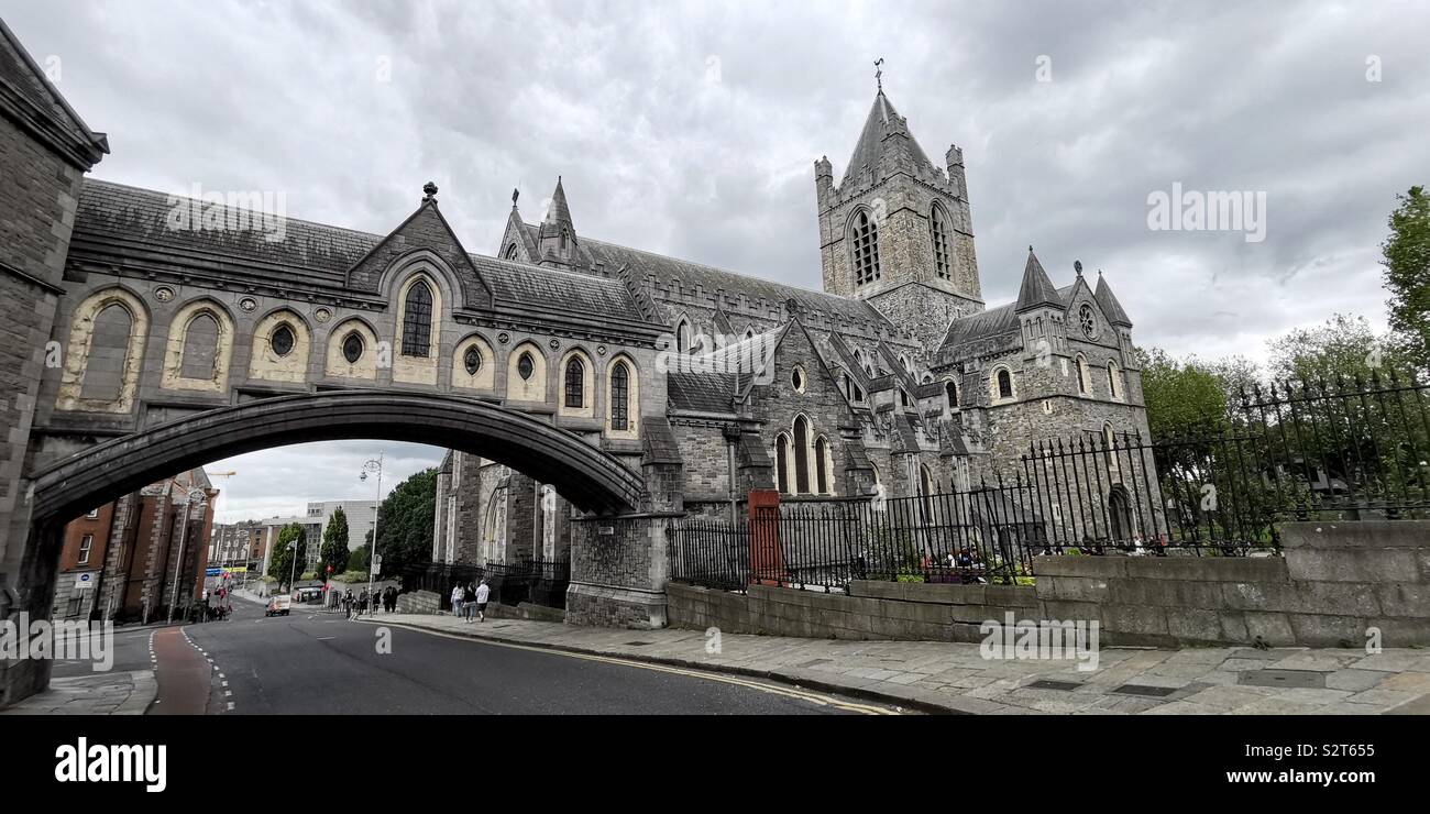 Il ponte di collegamento TheChrist Chiesa Cattedrale e il museo Dublina in Dublino. Foto Stock