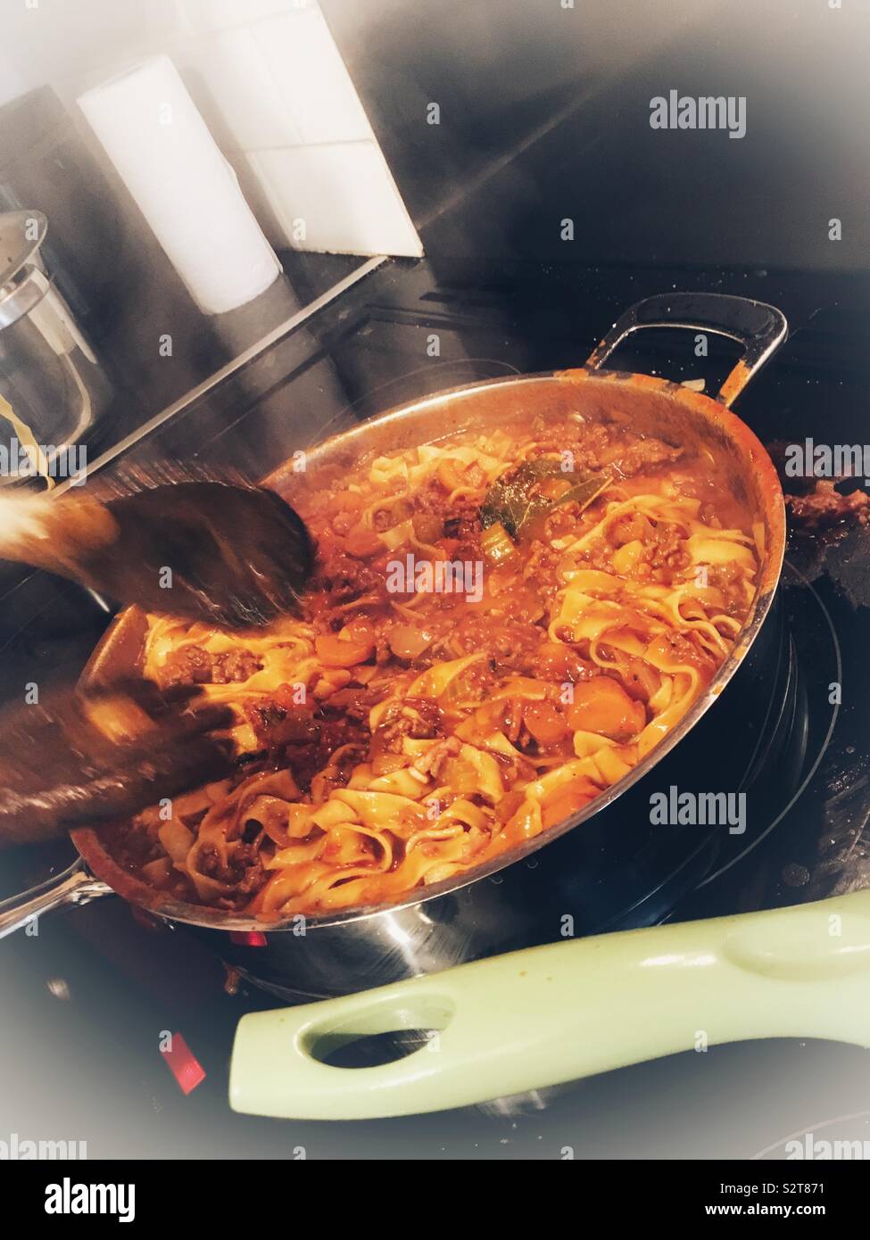 Cucinare gli spaghetti alla bolognese Foto Stock