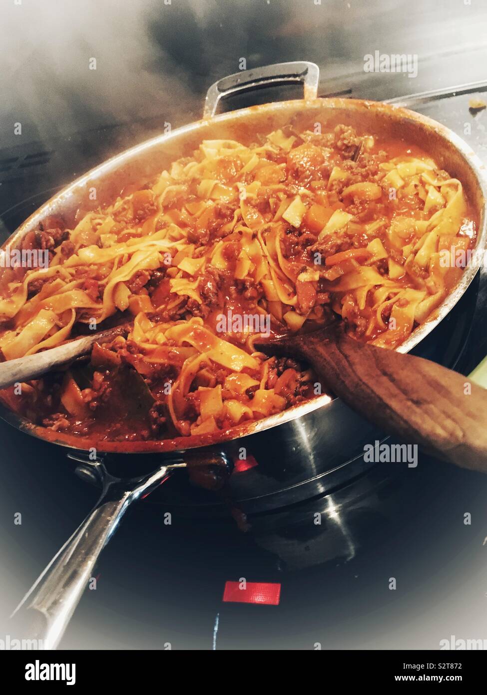 Spaghetti alla bolognese una cottura in padella Foto Stock