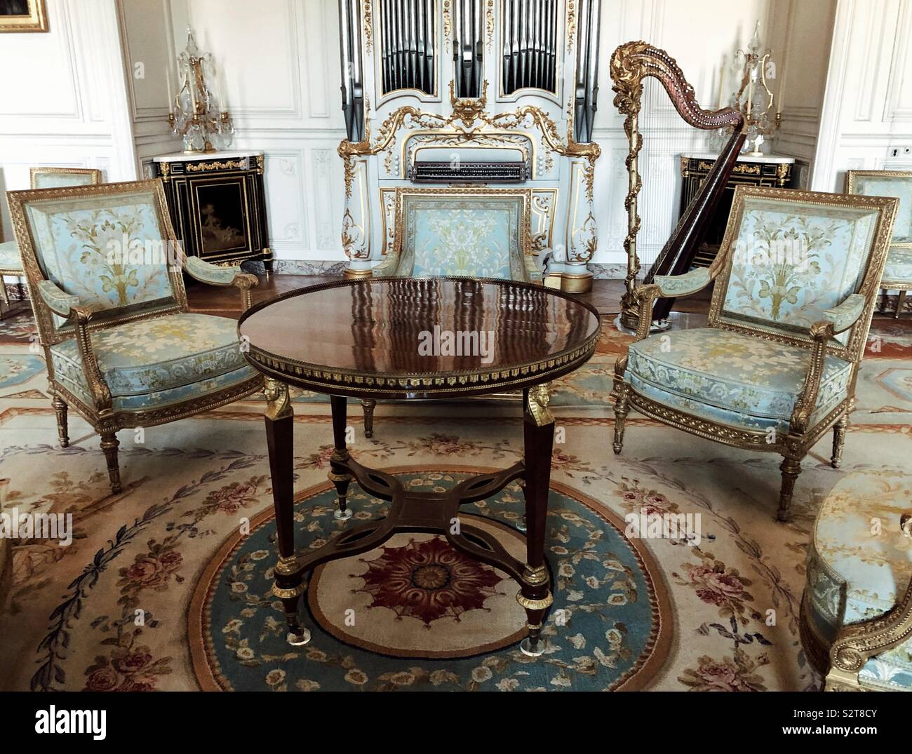 Una delle lussuose camere salotto nel Palazzo di Versailles Foto Stock