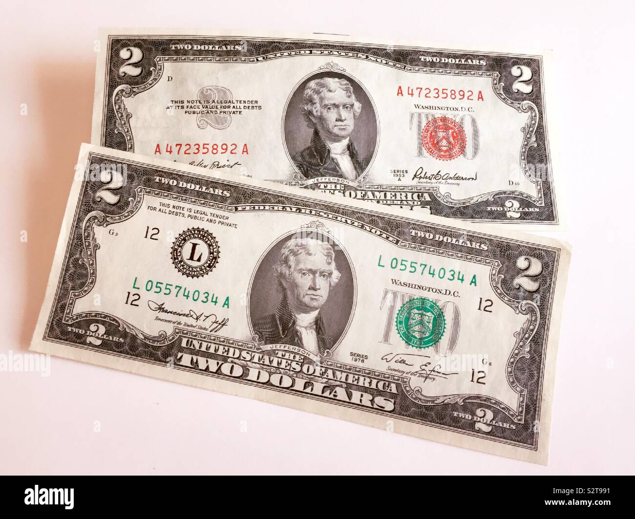 Vicino sul set di white paper di due di noi due fatture del dollaro, Stati Uniti - Immagine stock catturata con smartphone