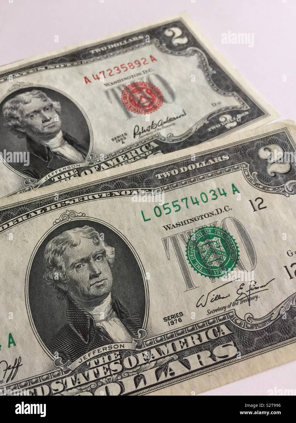 Vicino sul set di white paper di due di noi due fatture del dollaro, STATI UNITI D'AMERICA - Immagine stock catturata con smartphone