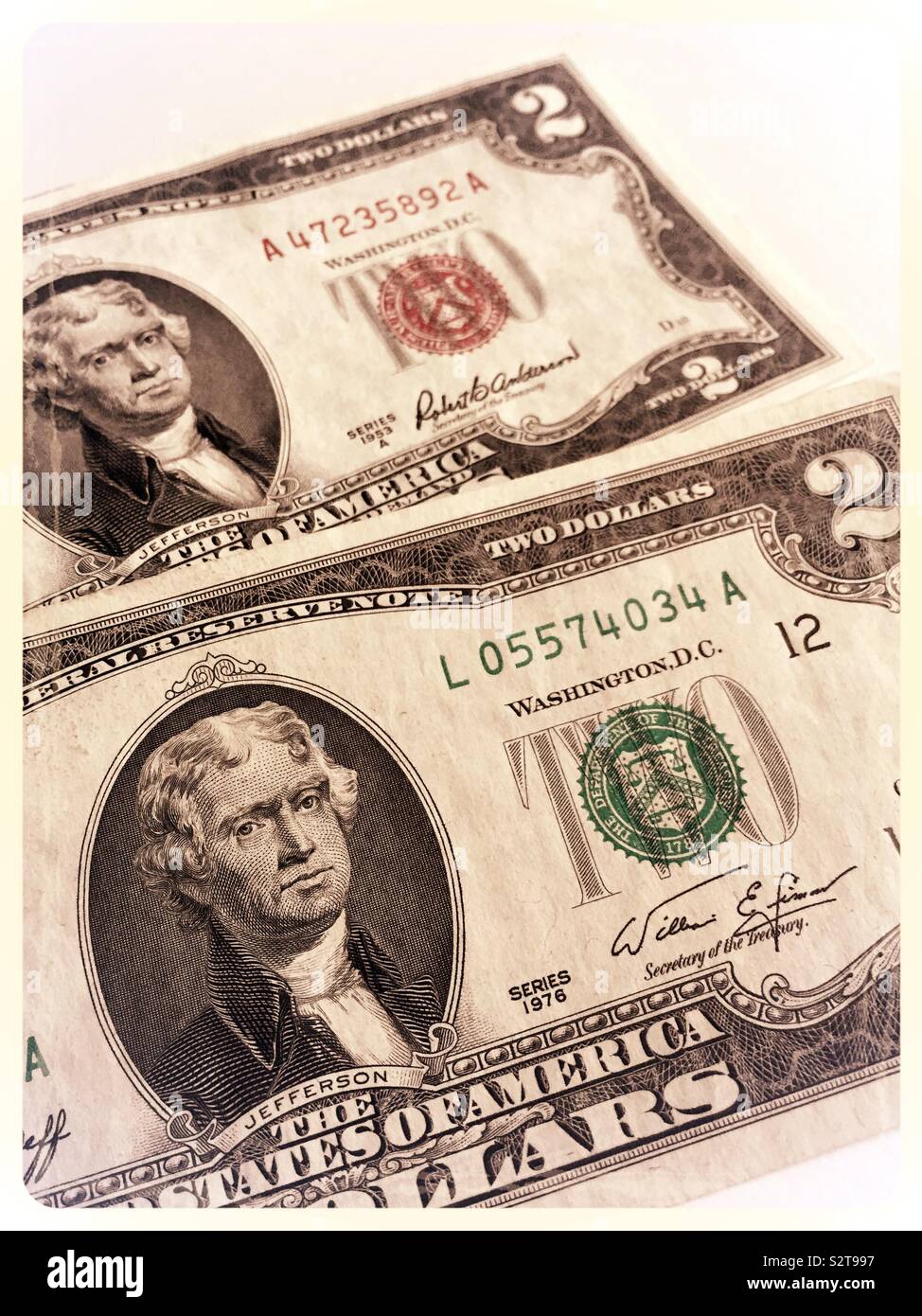 Vicino sul set di white paper di due di noi due fatture del dollaro, Stati Uniti - Immagine stock catturata con smartphone